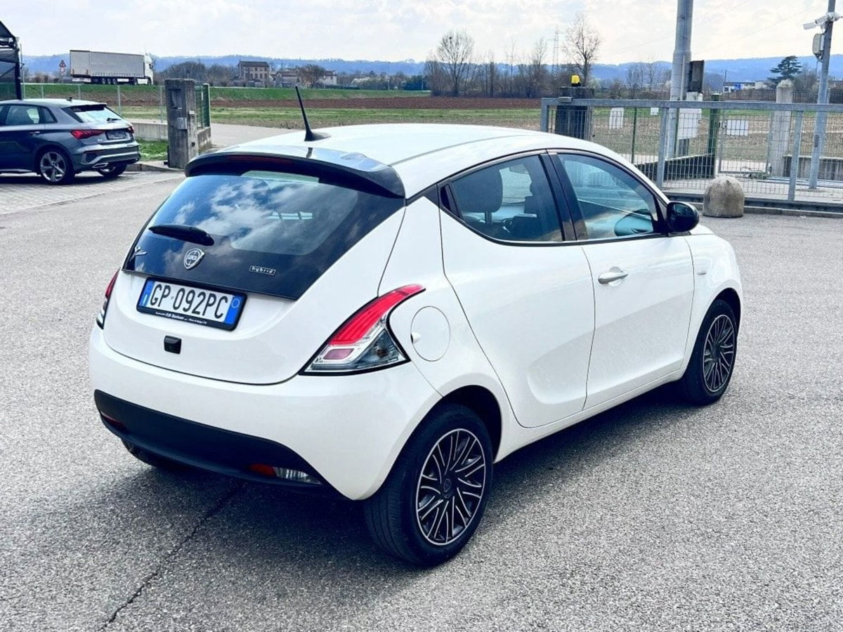 Lancia Ypsilon 1.0 FireFly 5 porte S&S Hybrid Ecochic Gold (3)