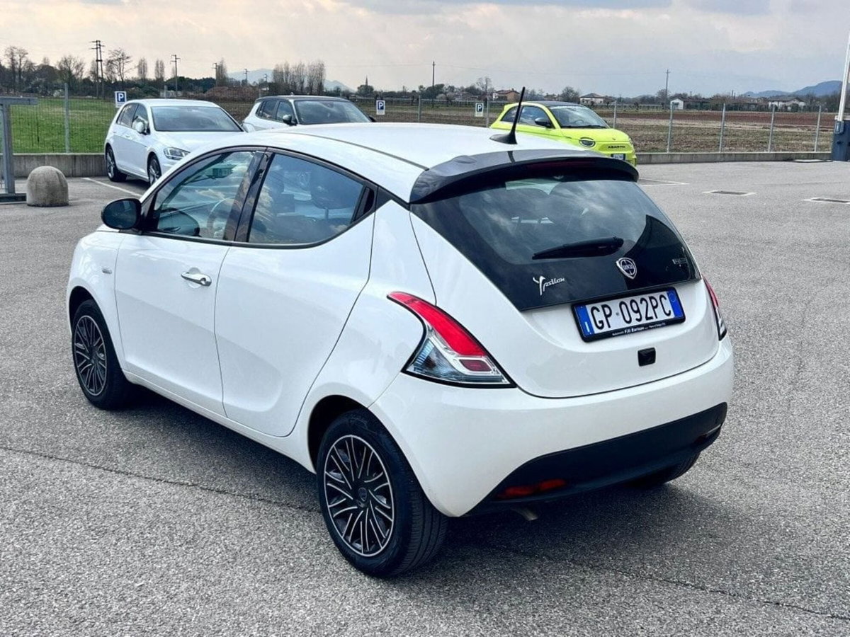 Lancia Ypsilon 1.0 FireFly 5 porte S&S Hybrid Ecochic Gold (4)