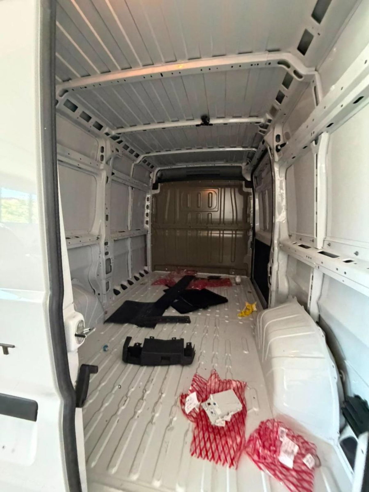 Peugeot Boxer Furgone 330 2.2 HDi/110CV FAP PC-TN Combi Comfort (10)