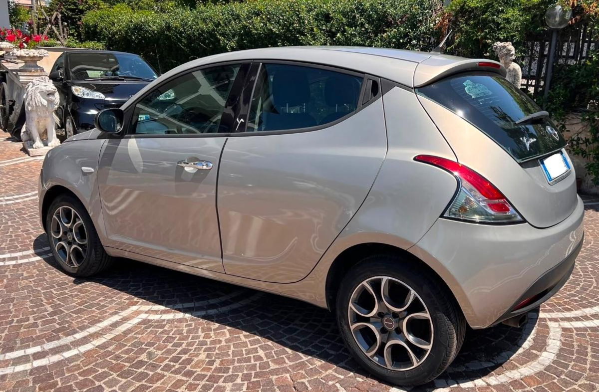 Lancia Ypsilon 1.3 MJT 16V 95 CV 5 porte S&S Platinum (4)
