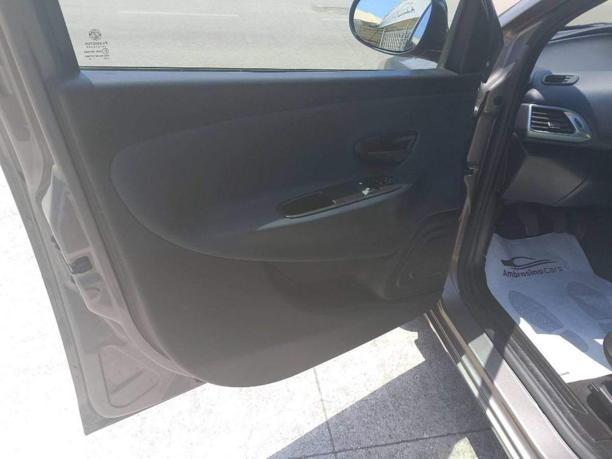 Lancia Ypsilon 1.0 FireFly 5 porte S&S Hybrid Maryne (17)