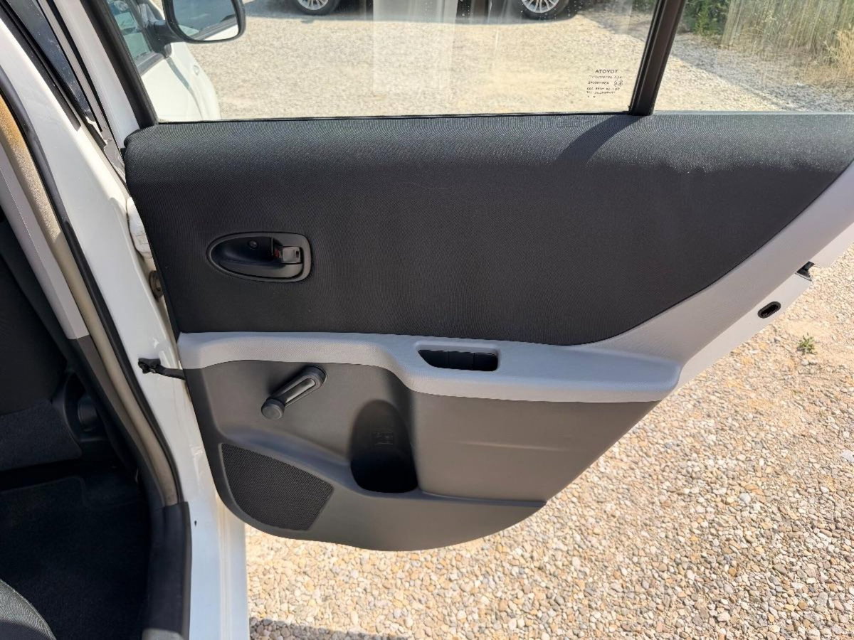 Toyota Yaris 1.0 5 porte Now (15)