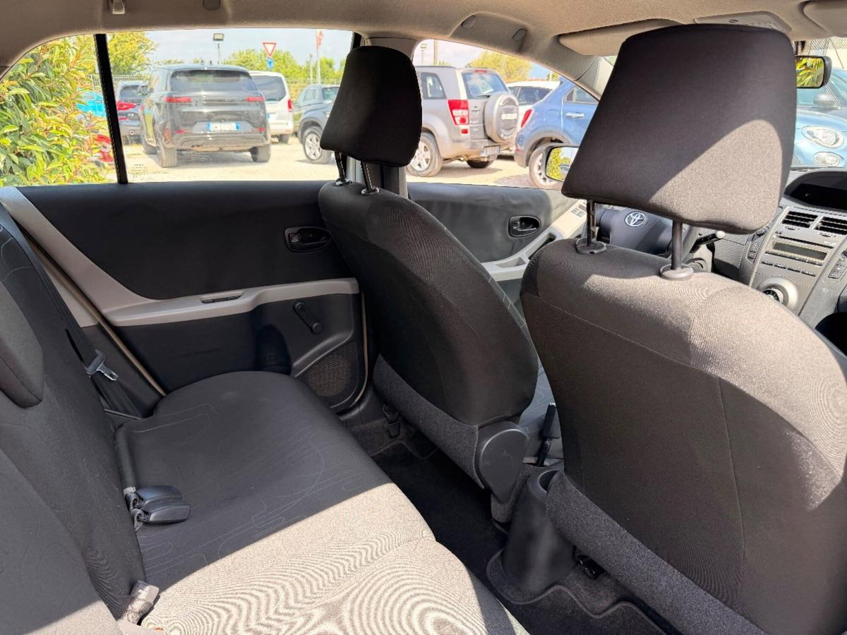 Toyota Yaris 1.0 5 porte Now (16)