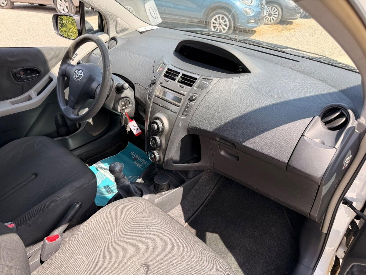 Toyota Yaris 1.0 5 porte Now (19)