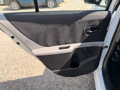 Toyota Yaris 1.0 5 porte Now (6)