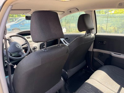 Toyota Yaris 1.0 5 porte Now (7)