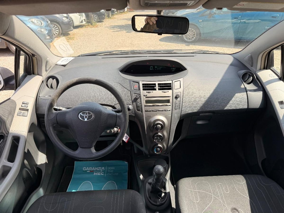 Toyota Yaris 1.0 5 porte Now (9)