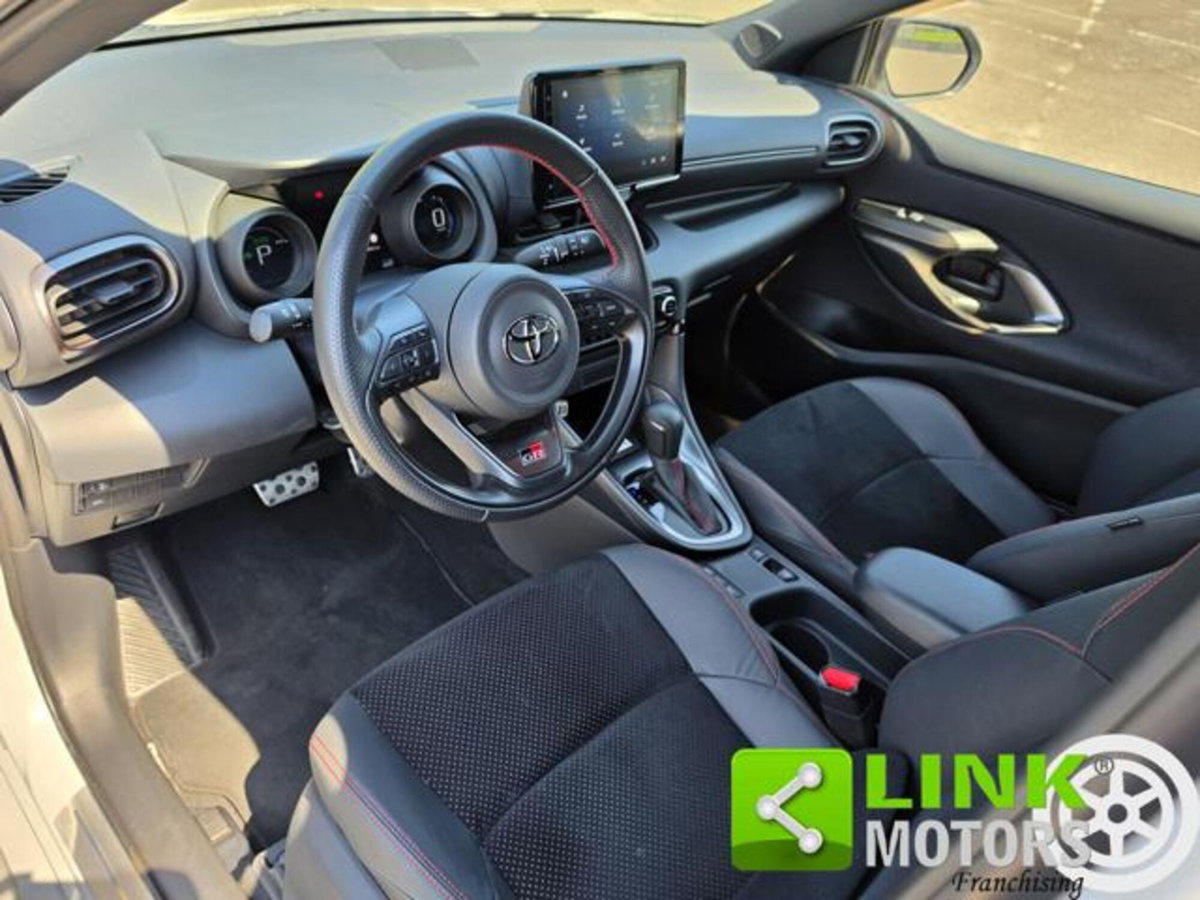 Toyota Yaris Cross 1.5h GR Sport Black Sky fwd 116cv e-cvt (2)