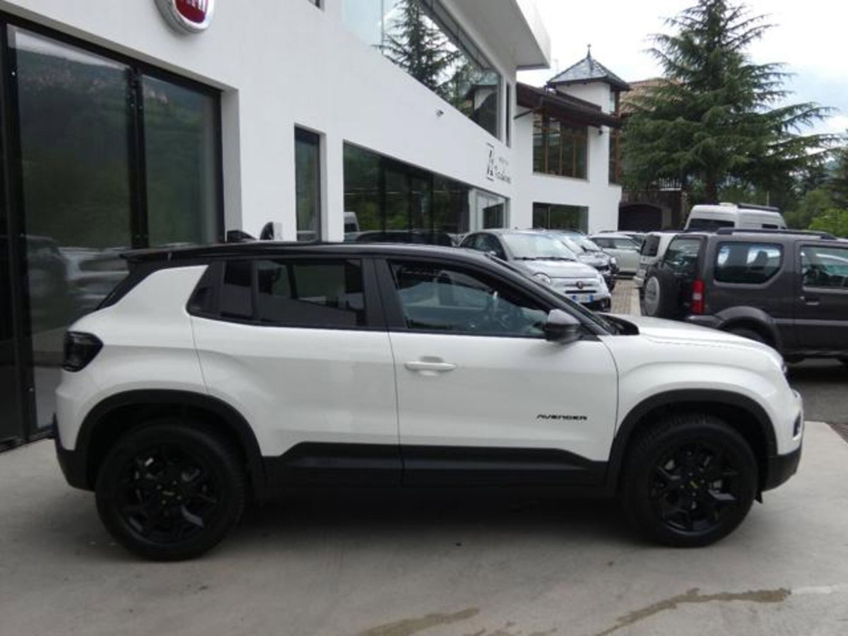 Jeep Avenger 1.2 turbo e-hybrid mhev Overland 4xe 145cv edct6 (8)