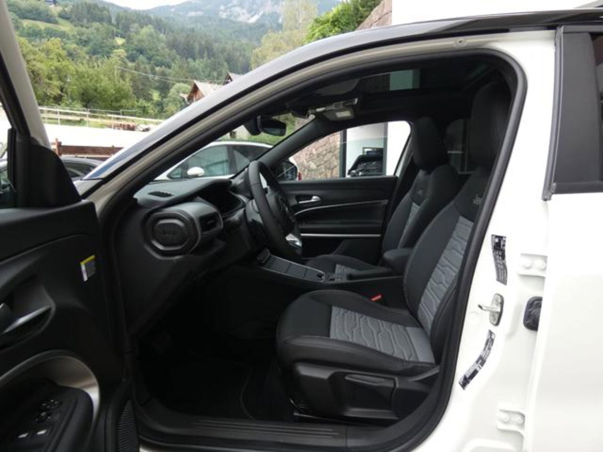Jeep Avenger 1.2 turbo e-hybrid mhev Overland 4xe 145cv edct6 (9)