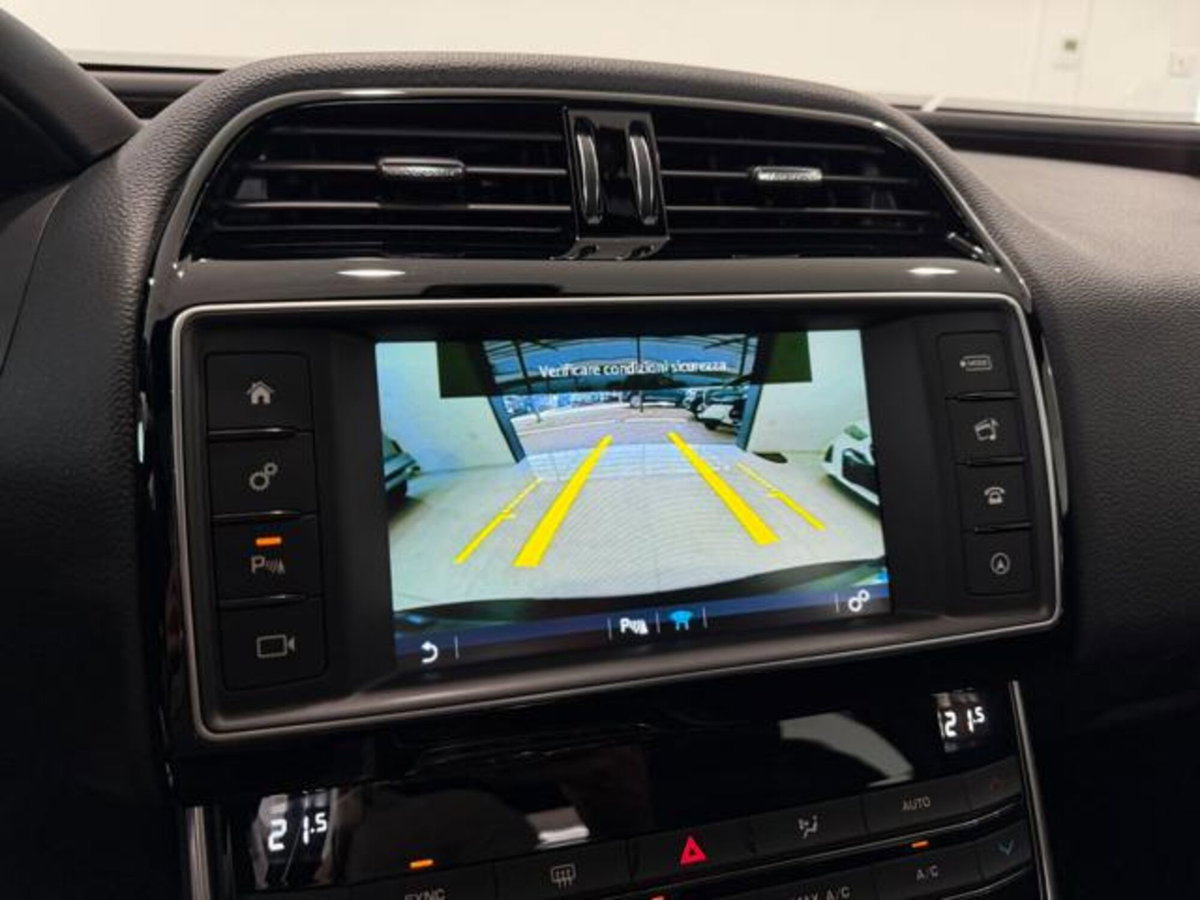 Jaguar XE 2.0 D Turbo 180CV aut. R-Sport (11)