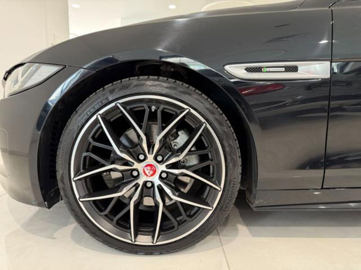 Jaguar XE 2.0 D Turbo 180CV aut. R-Sport (5)