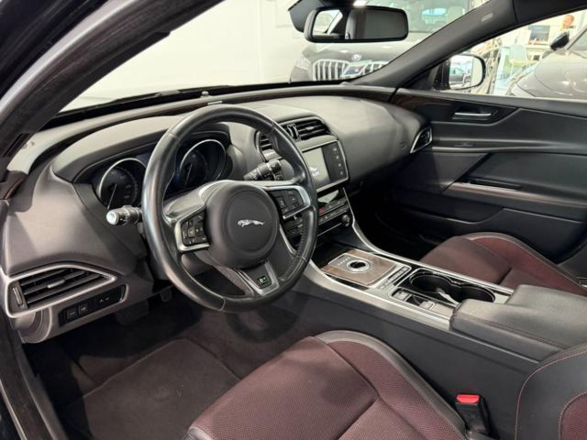 Jaguar XE 2.0 D Turbo 180CV aut. R-Sport (6)
