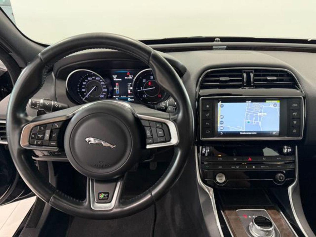 Jaguar XE 2.0 D Turbo 180CV aut. R-Sport (8)