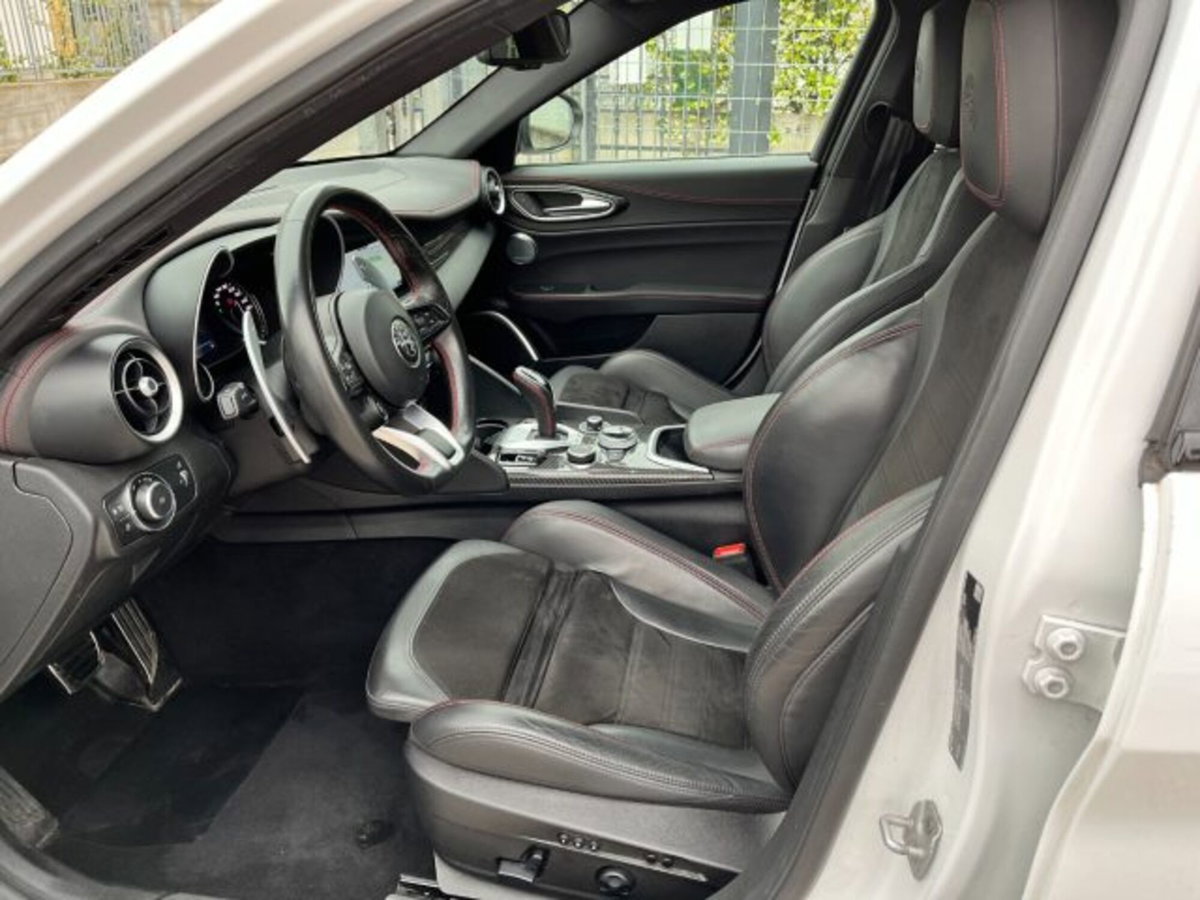 Alfa Romeo Giulia 2.2 Turbodiesel 210 CV AT8 AWD Q4 Estrema (5)