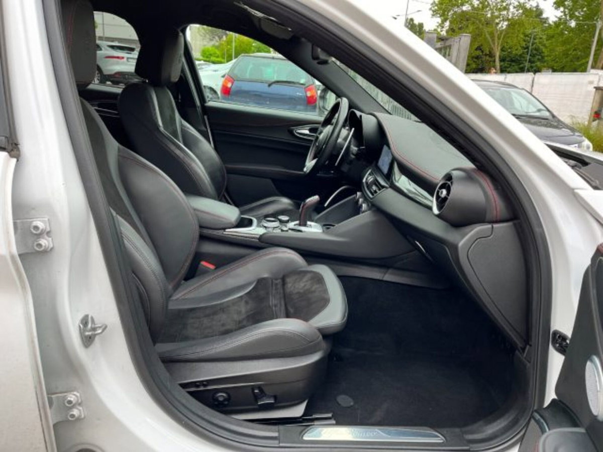 Alfa Romeo Giulia 2.2 Turbodiesel 210 CV AT8 AWD Q4 Estrema (8)