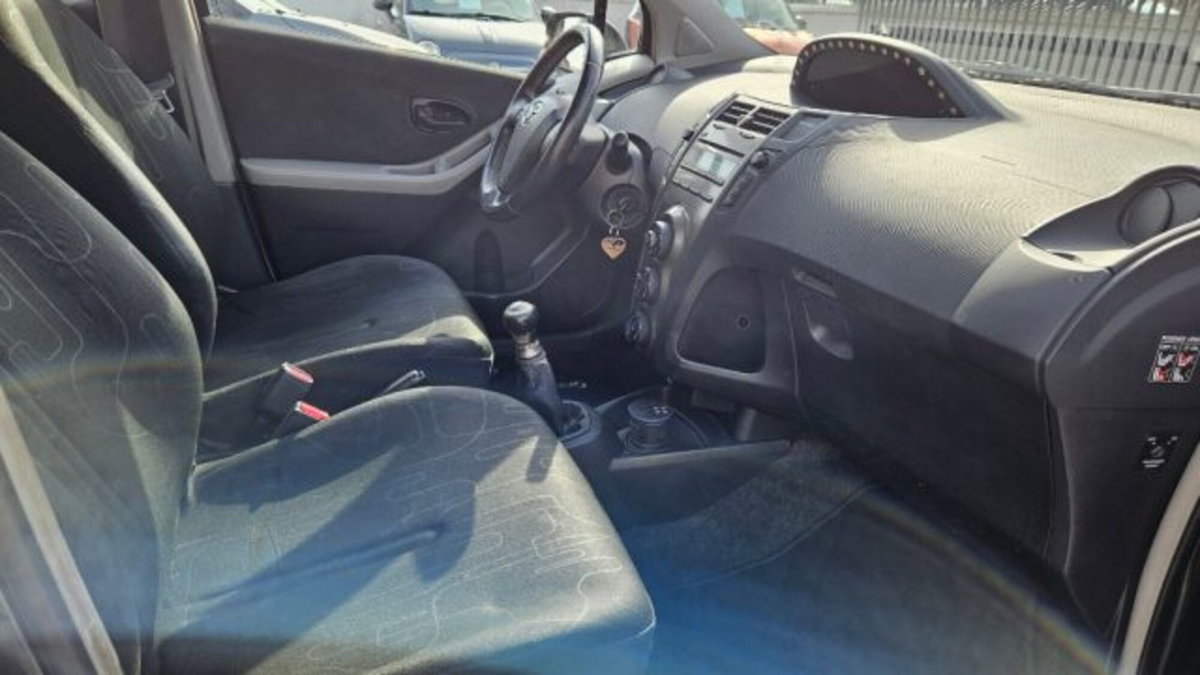 Toyota Yaris 1.0 5 porte Sol (12)