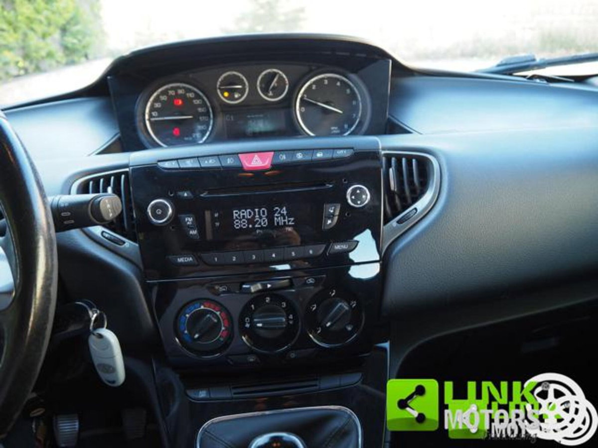 Lancia Ypsilon 1.2 69 CV 5 porte Silver (11)