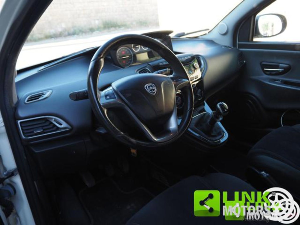 Lancia Ypsilon 1.2 69 CV 5 porte Silver (4)