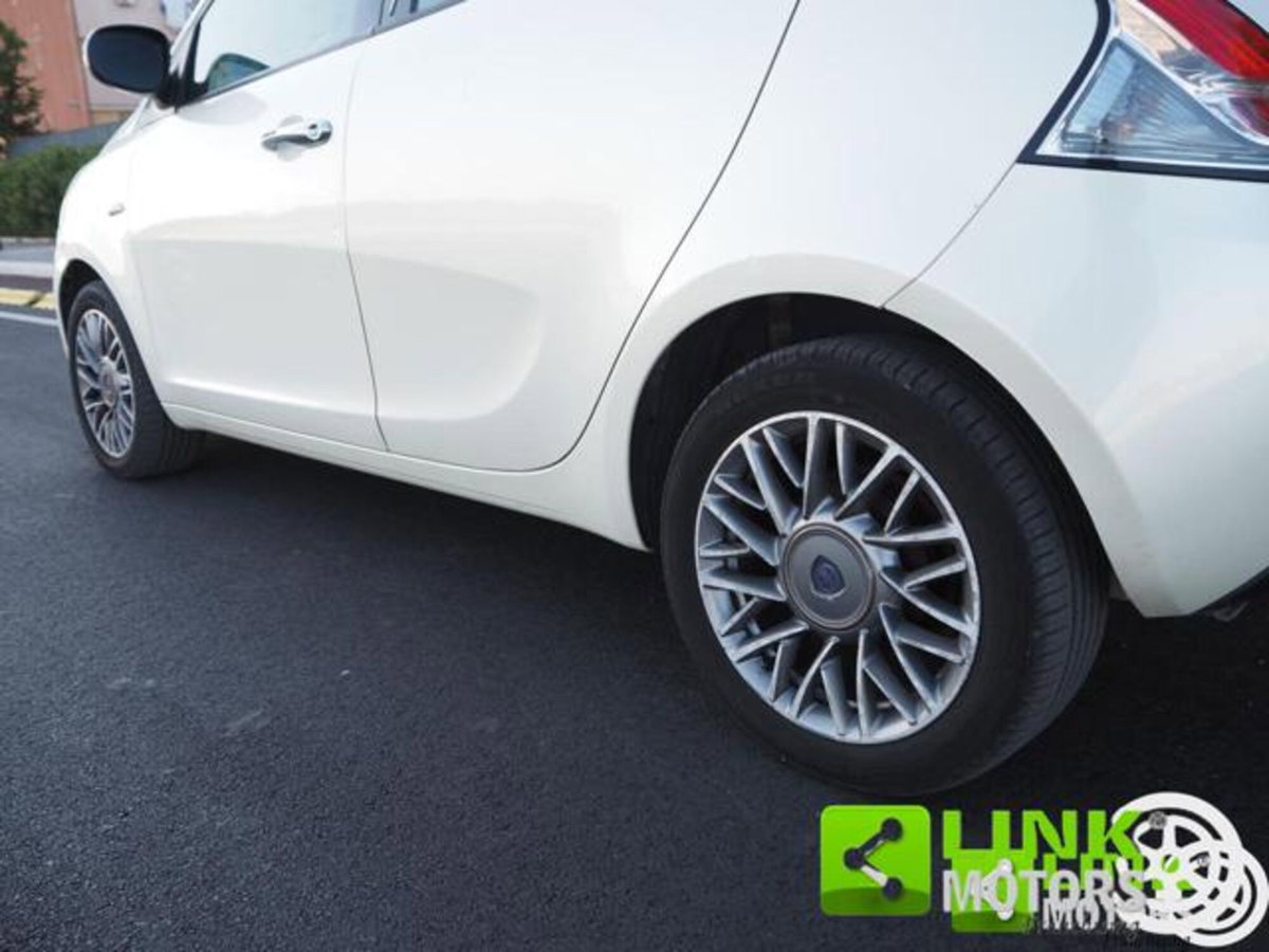 Lancia Ypsilon 1.2 69 CV 5 porte Silver (9)