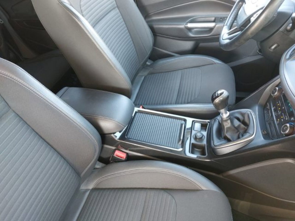 Ford Kuga 1.5 TDCI 120 CV S&S 2WD Titanium (18)