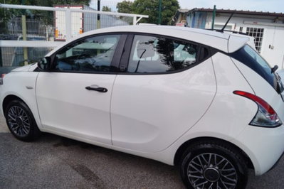 Lancia Ypsilon 1.0 FireFly 5 porte S&S Hybrid Ecochic Silver (10)