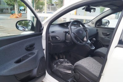 Lancia Ypsilon 1.0 FireFly 5 porte S&S Hybrid Ecochic Silver (11)