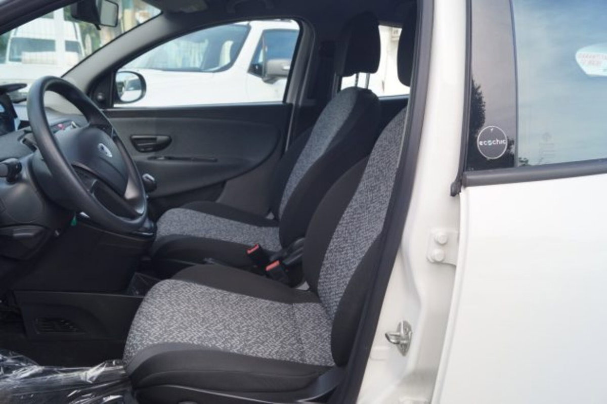 Lancia Ypsilon 1.0 FireFly 5 porte S&S Hybrid Ecochic Silver (12)