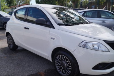 Lancia Ypsilon 1.0 FireFly 5 porte S&S Hybrid Ecochic Silver (2)