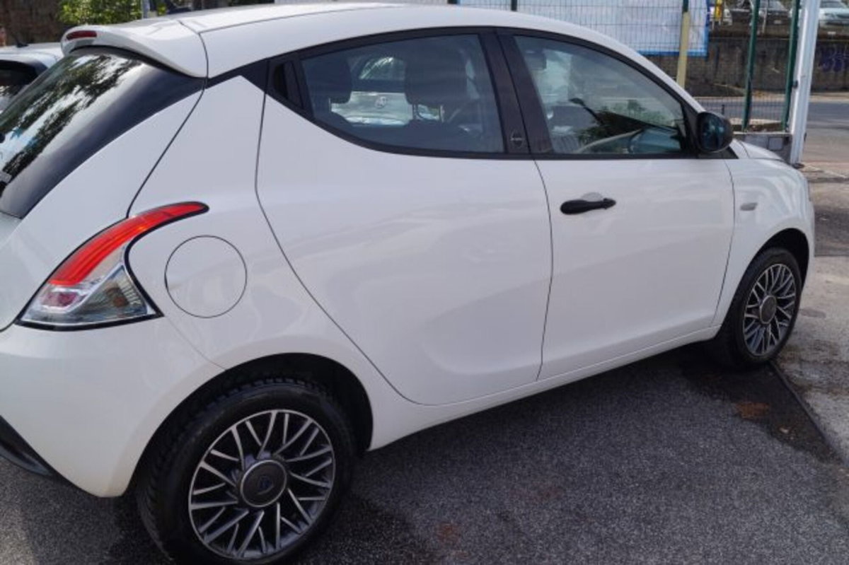 Lancia Ypsilon 1.0 FireFly 5 porte S&S Hybrid Ecochic Silver (3)