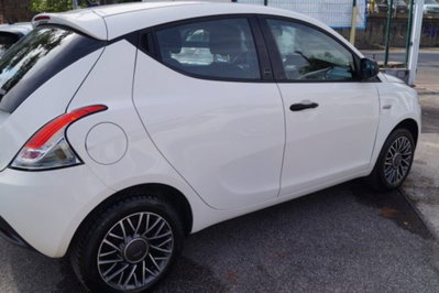 Lancia Ypsilon 1.0 FireFly 5 porte S&S Hybrid Ecochic Silver (3)