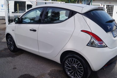 Lancia Ypsilon 1.0 FireFly 5 porte S&S Hybrid Ecochic Silver (4)