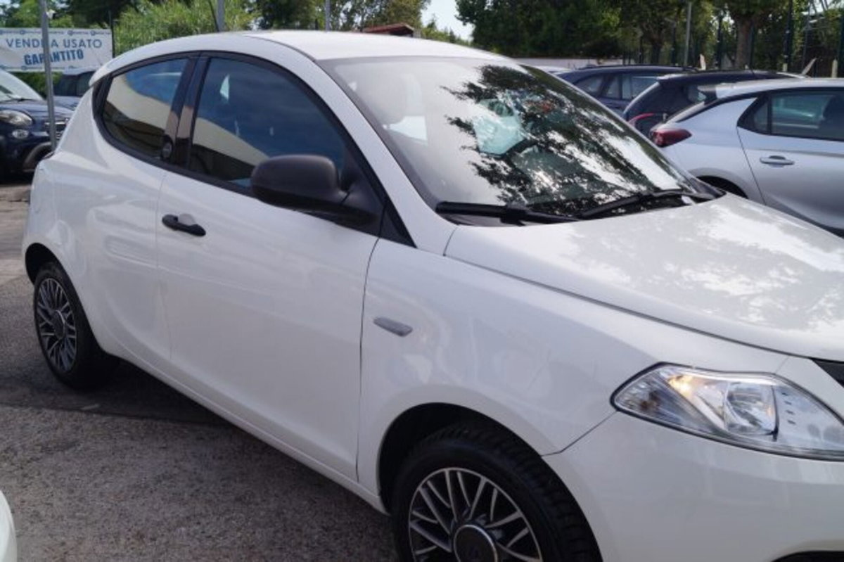 Lancia Ypsilon 1.0 FireFly 5 porte S&S Hybrid Ecochic Silver (7)