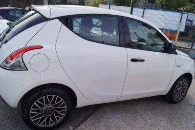 Lancia Ypsilon 1.0 FireFly 5 porte S&S Hybrid Ecochic Silver (8)