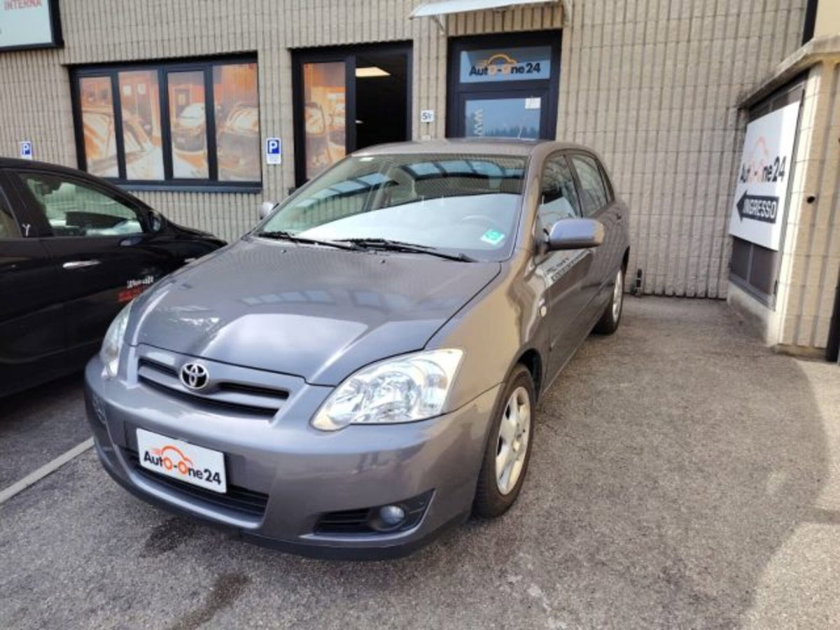 Toyota Corolla 1.D-4D M-MT 5 porte Sol ESP (2)