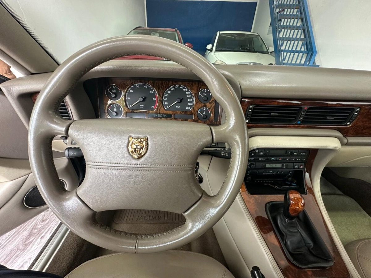Jaguar XJ6 3.2 cat (13)