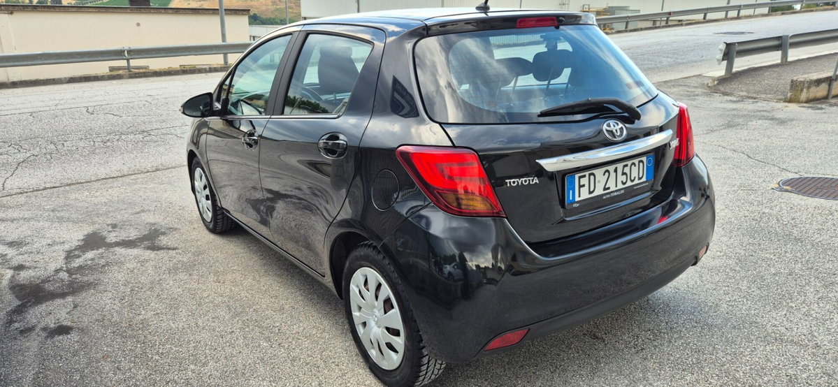 Toyota Yaris 1.0 5 porte (3)