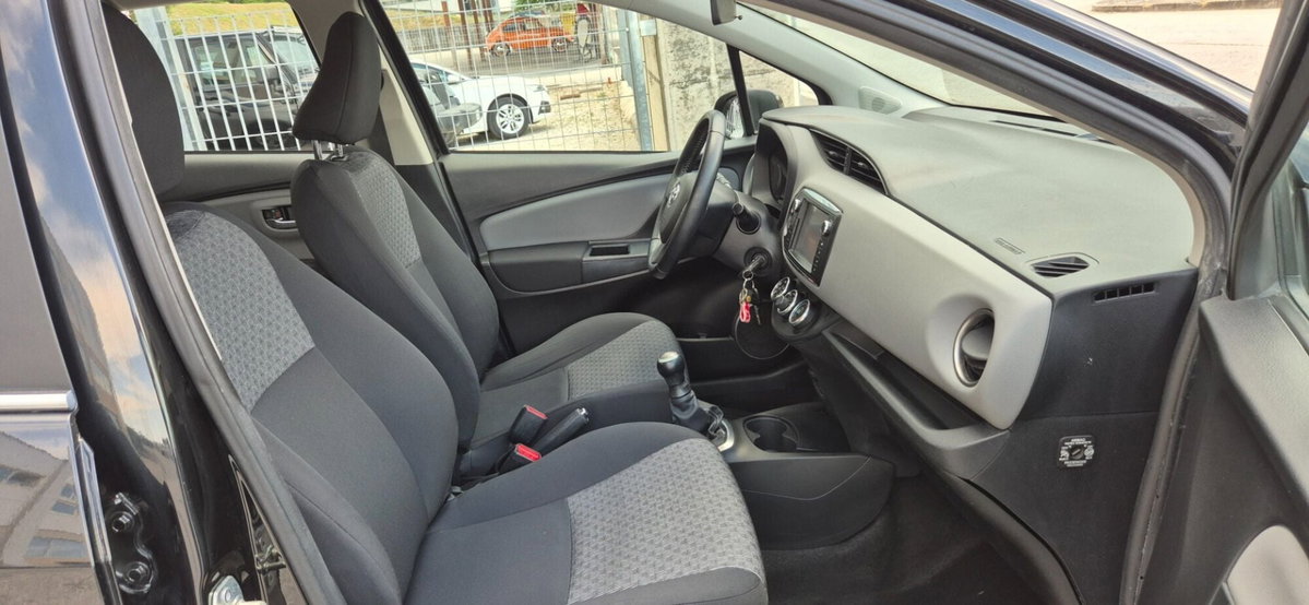 Toyota Yaris 1.0 5 porte (5)