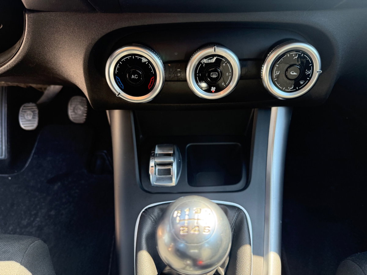 Alfa Romeo Giulietta 1.6 JTDm-2 Distinctive (12)