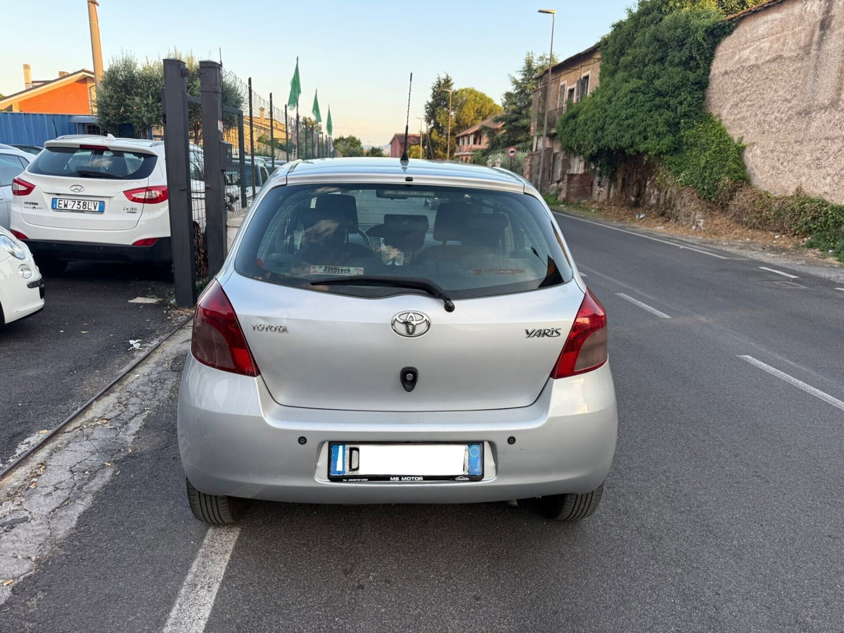 Toyota Yaris 1.0 5 porte (10)