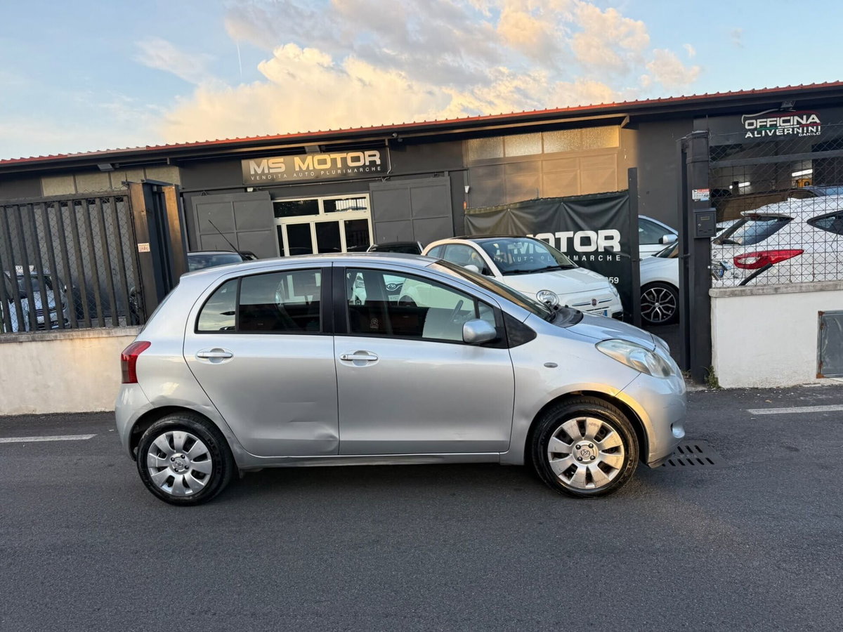 Toyota Yaris 1.0 5 porte (3)