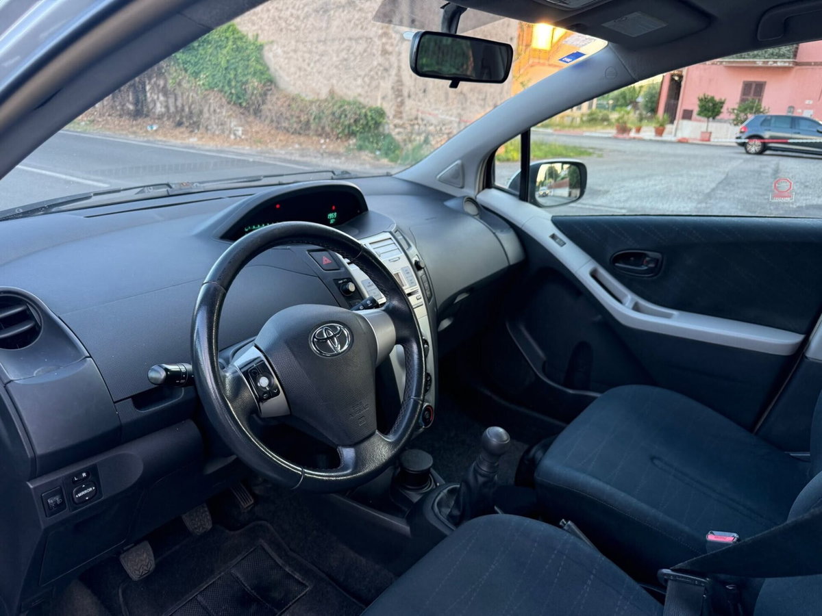 Toyota Yaris 1.0 5 porte (4)