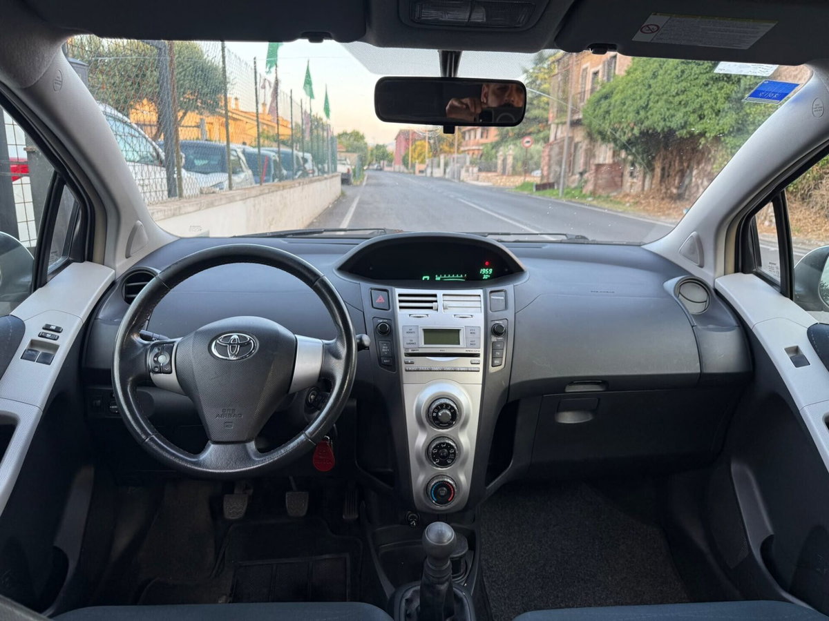 Toyota Yaris 1.0 5 porte (5)