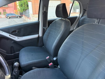 Toyota Yaris 1.0 5 porte (7)