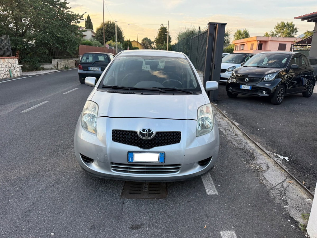 Toyota Yaris 1.0 5 porte (8)