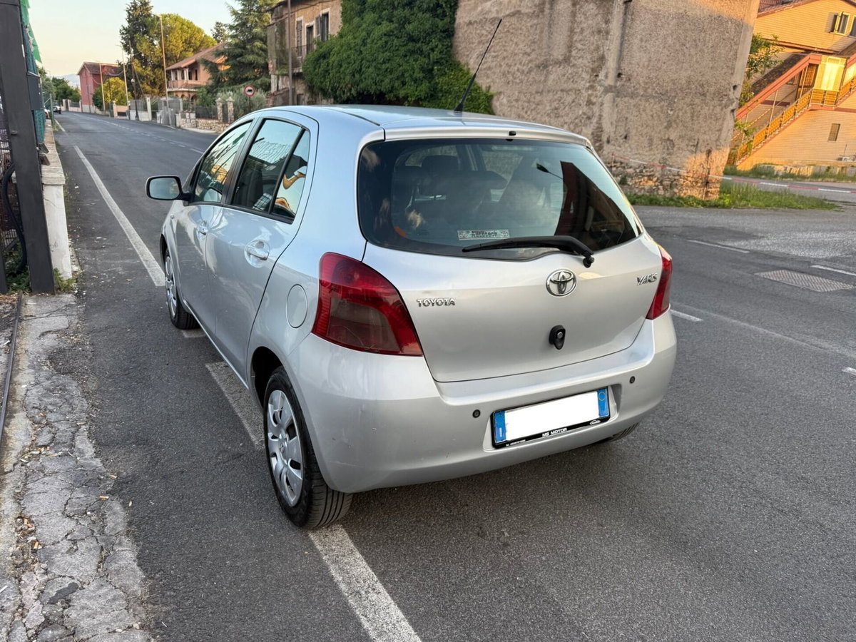 Toyota Yaris 1.0 5 porte (9)