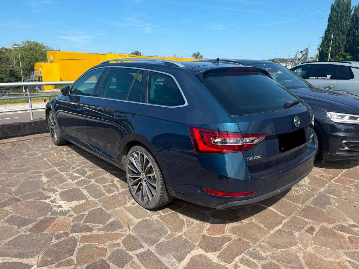 Skoda Superb Station Wagon 2.0 TDI 190 CV SCR DSG 4x4 Wagon Laurin&Klement (2)