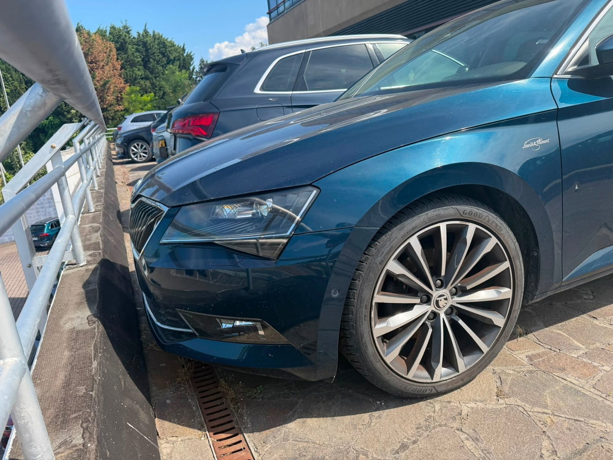 Skoda Superb Station Wagon 2.0 TDI 190 CV SCR DSG 4x4 Wagon Laurin&Klement (3)