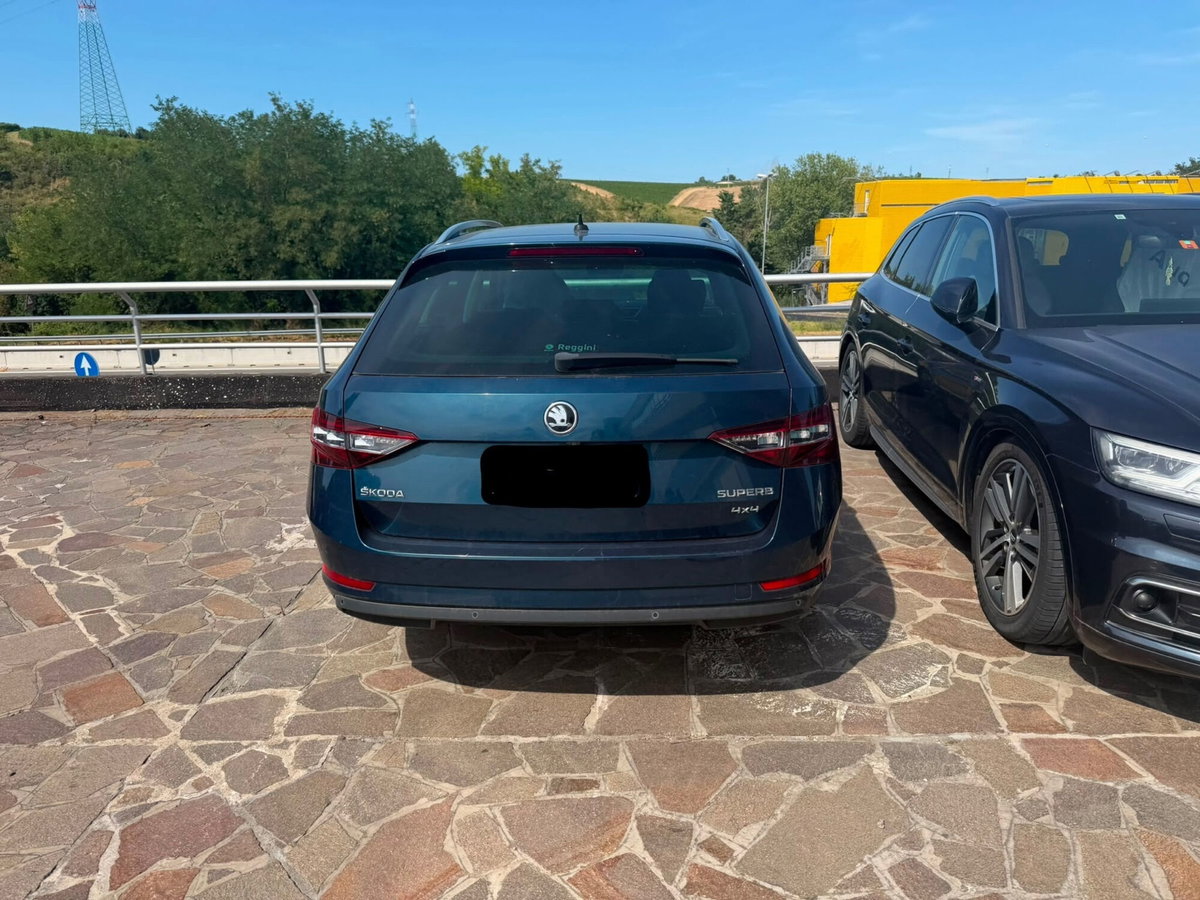 Skoda Superb Station Wagon 2.0 TDI 190 CV SCR DSG 4x4 Wagon Laurin&Klement (6)
