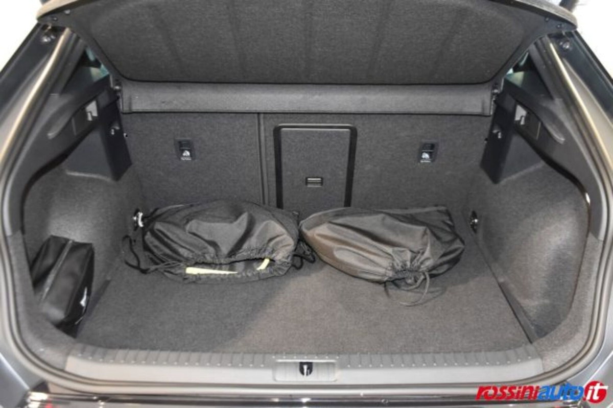 Cupra Formentor 1.5 e-hybrid Dark Stone 204cv dsg (16)